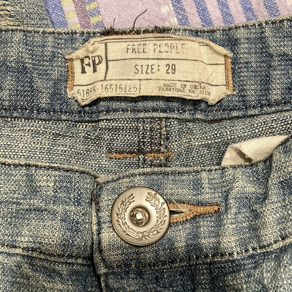 Like new ultra distressed light weight free people jeans - Picture 3 of 3